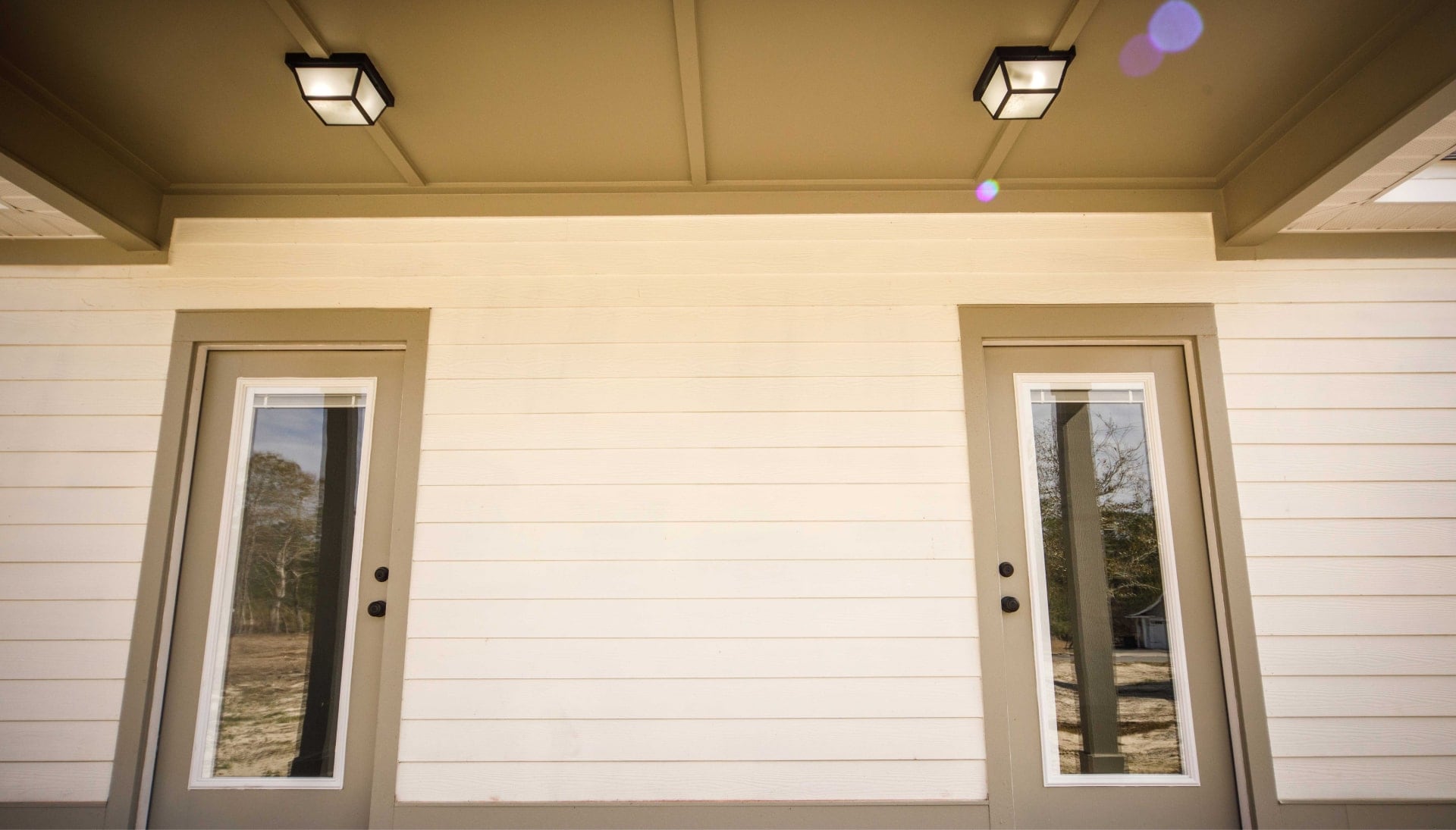 We offer siding services in Lake Stevens, Washington. Hardie plank siding installation in a front entry way.